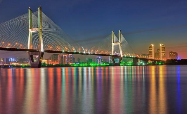 由 新世界投资参与兴建的武汉长江二桥,夜景甚美