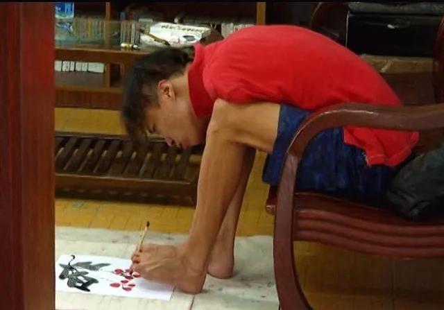 无臂小伙的灵活"双手"