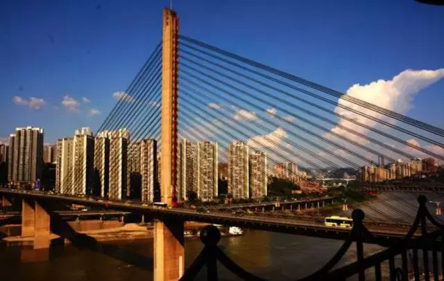 如今,重庆拉索大桥早已屡见不鲜,但石门大桥连接沙坪坝和江北的作