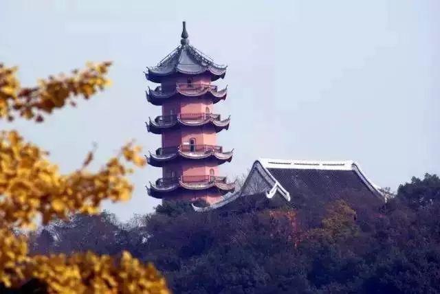 锡山山顶建有龙光塔和龙光寺;山腰有晴云亭,观涧亭,石浪庵,百花坞等