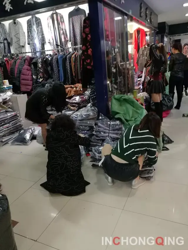 凌晨2点,我们蹲点4小时,记录下了朝天门批发市场的这些场景