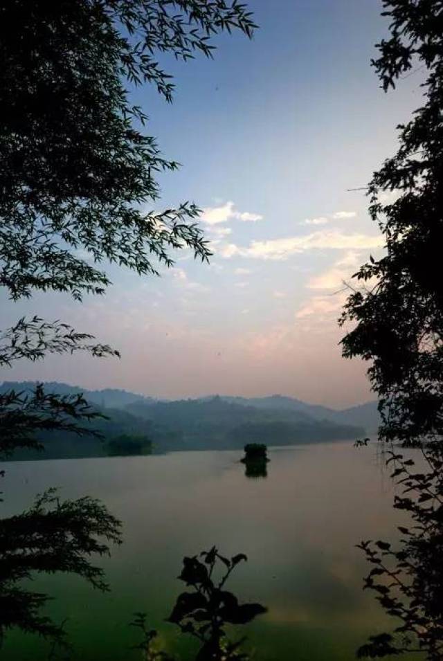 天供山森林公园由仙女洞,夫人寨和天供寺三大景区构成.