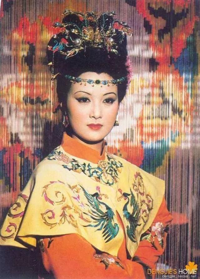 演王熙凤时的邓婕.