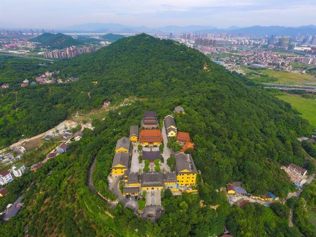 冠山人文景观丰厚,有始建于南宋咸淳年间的冠山寺(旧名云岩寺,西隐庵