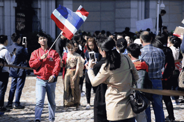 围观群众咔嚓咔嚓拍照