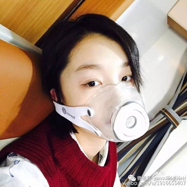 雾霾天晒口罩是这个效果,这个口罩好像跟她脸差不多宽了?