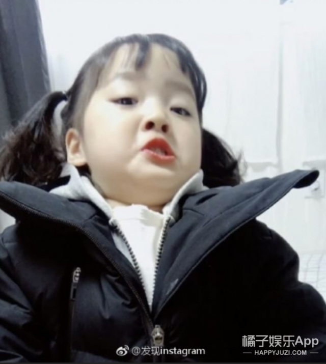 肉嘟嘟的脸蛋加逗比的表情包,她是最近韩国超火的萌娃