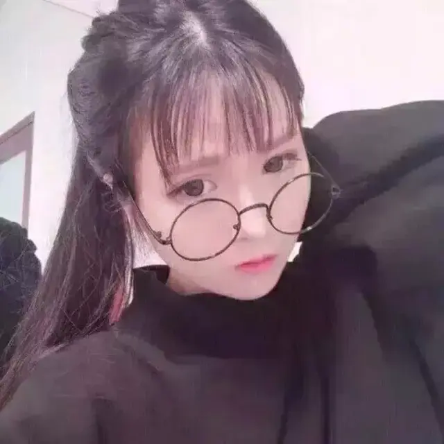 有很多戴眼镜的女生想要扎丸子头却又不敢,其实还是蛮适合扎丸子头的
