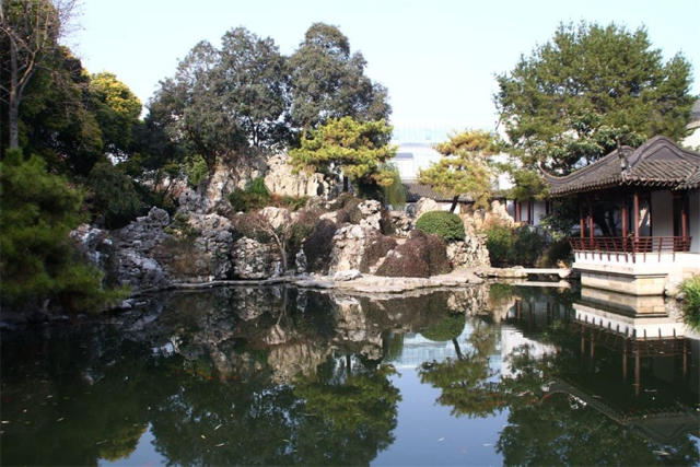 嘉庆二年十一月,袁枚去世,享年82岁,葬在随园之中的百步坡上,可惜墓于