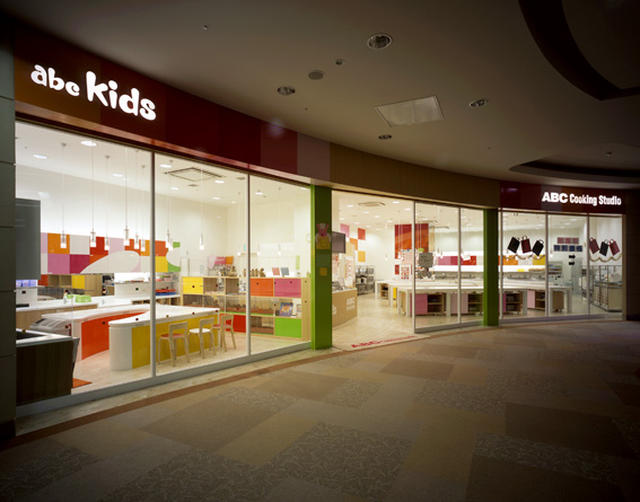 直营门店14家,经销门店2369家,从各品牌的盈利情况来看,主品牌abckids
