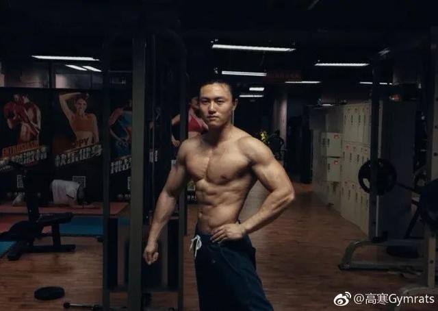 一头长发 一身肌肉,他是健身圈郑伊健!
