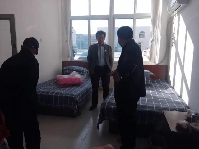 镇党委书记周作刚同志了解老人宿舍配备情况