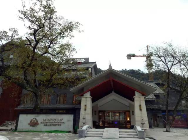 光雾山明宇豪雅酒店坐落于有"中国红叶第一山"之称的光雾山,地处美丽
