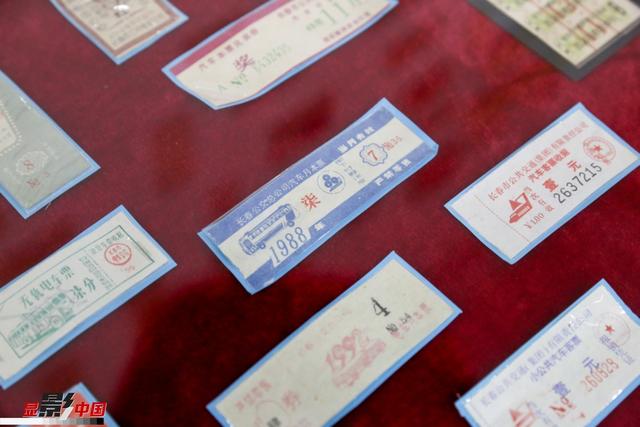 展览馆内展示的长春公交车票,月票,学生票.