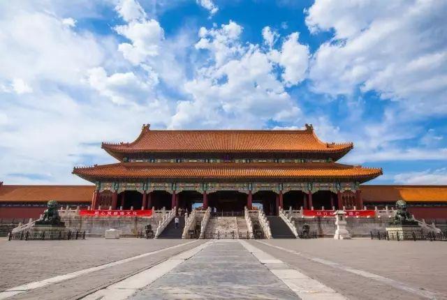当然,北京除了长城以外,还有很多又名的景点,例如故宫,颐和园,天安门