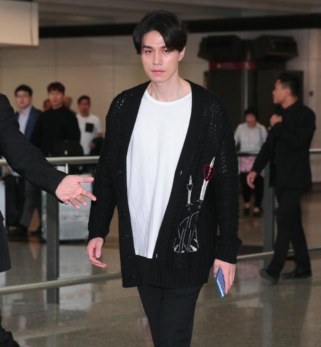 李栋旭赴香港无人接机很自在?听听王嘉尔怎么说就知道