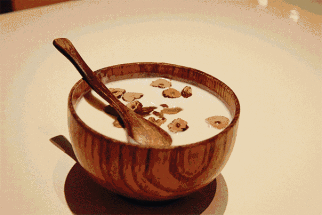 酸奶配哈密瓜,又是当地一种特色吃法 3奶食类 哈萨克族人用羊奶,牛奶