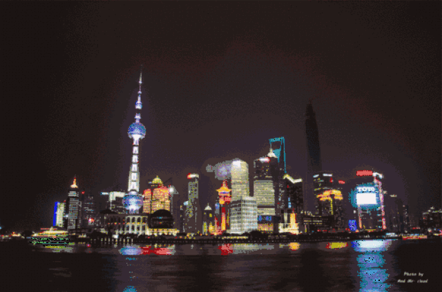 作为经济中心繁华的象征,外滩夜景作为表情包,一切尽在不言中.