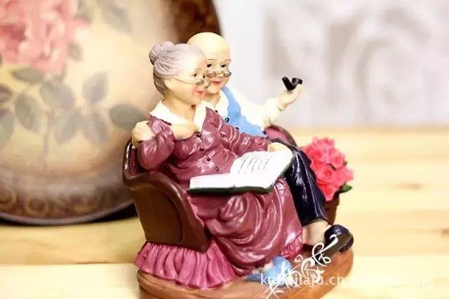 一生中最后的存折是老伴,很多人都听哭了!
