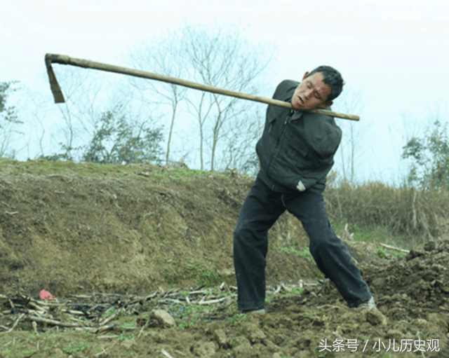 52岁农村无臂大叔,用"脖子"种地干活,却拒绝别人帮助