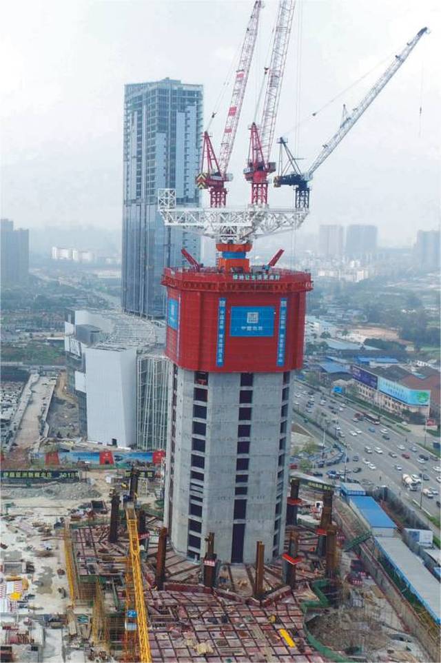 应用项目: 成都(468m)绿地中心项目 实现效益: 减少了两台大型塔吊