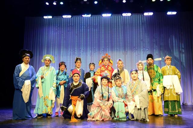 根据王梦良改编的《新李三娘》,由文滨剧团演出于中央大戏院,当时演员