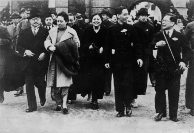 从左到右依次:孔祥熙,宋蔼玲,宋美龄,颜福庆