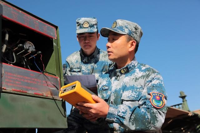 空军地导某旅参演官兵精心检测装备,确保兵器良好状态
