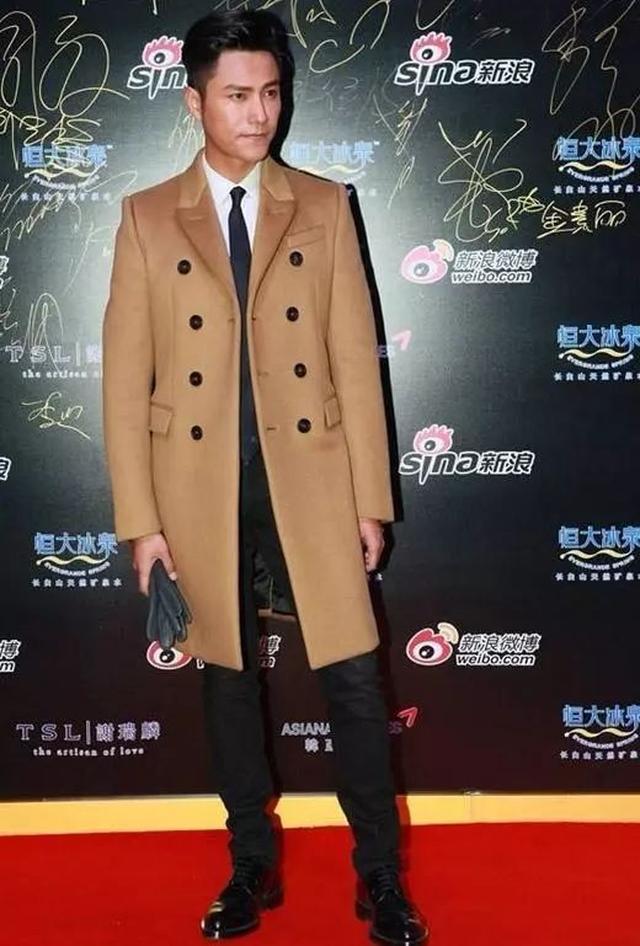 毕竟娱乐圈明星身高的水是那么的深,网友扒皮坤哥实际身高大概170cm)