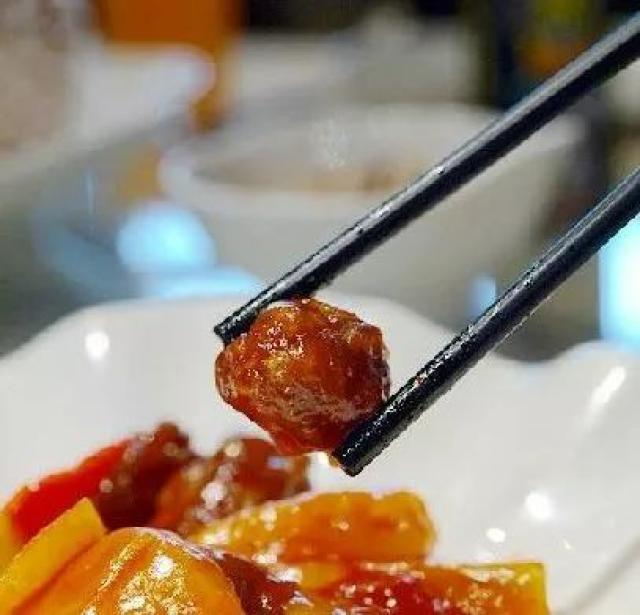 每天吃饭时, 第一筷子菜是夹给谁?