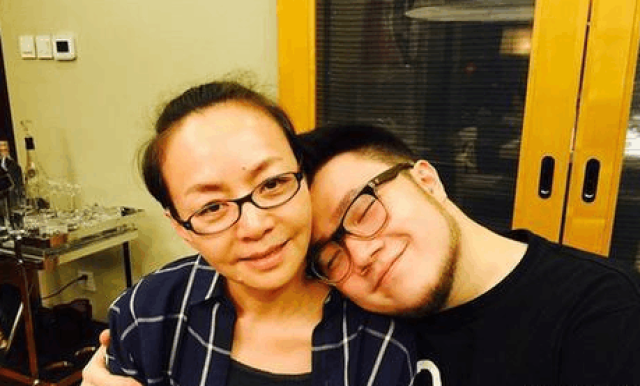 宋丹丹儿子即将结婚 未来儿媳烟瘾极大 年长巴图七岁