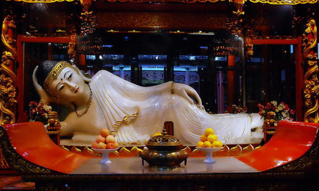卧佛,为佛陀示现涅盘之相 代表着圆满一切智慧 寂灭一切惑业 卧佛殿