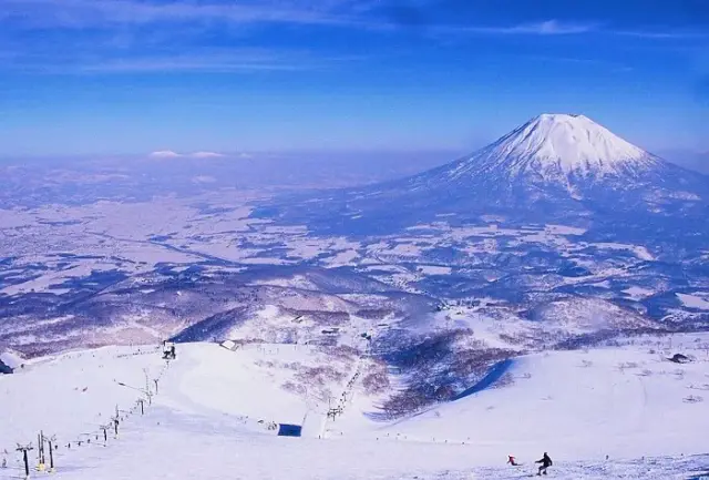 二世古grand hirafu滑雪场有初中高级滑道共  13条,滑道总长 4,000米