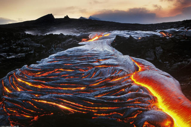 夏威夷火山国家公园:这一地区包括全世界最活跃的两座火山——莫纳罗