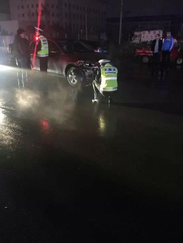 (事故现场实拍) 雨天车祸发生率是晴天的5倍 雨天行车时 要降低车速