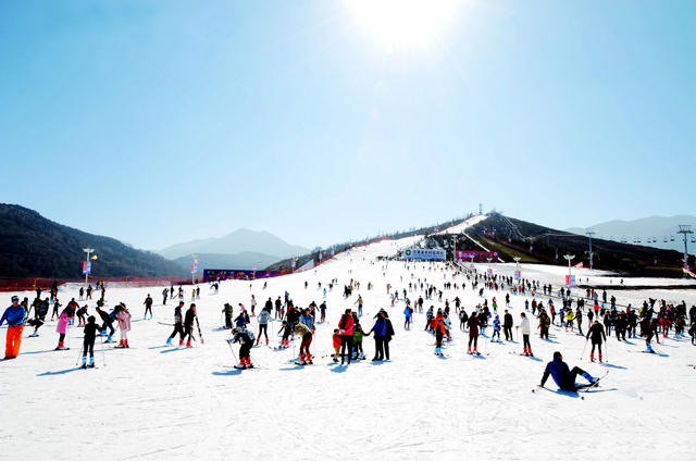 图为临夏松鸣岩国际滑雪场