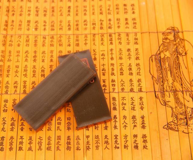 如 南北《雷公炮炙论:凡使阿胶,先于猪脂内浸一宿,至明出,于柳木火