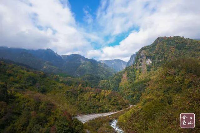 金秋的鸡冠山 远望仿佛一幅色彩斑斓的山林画卷.