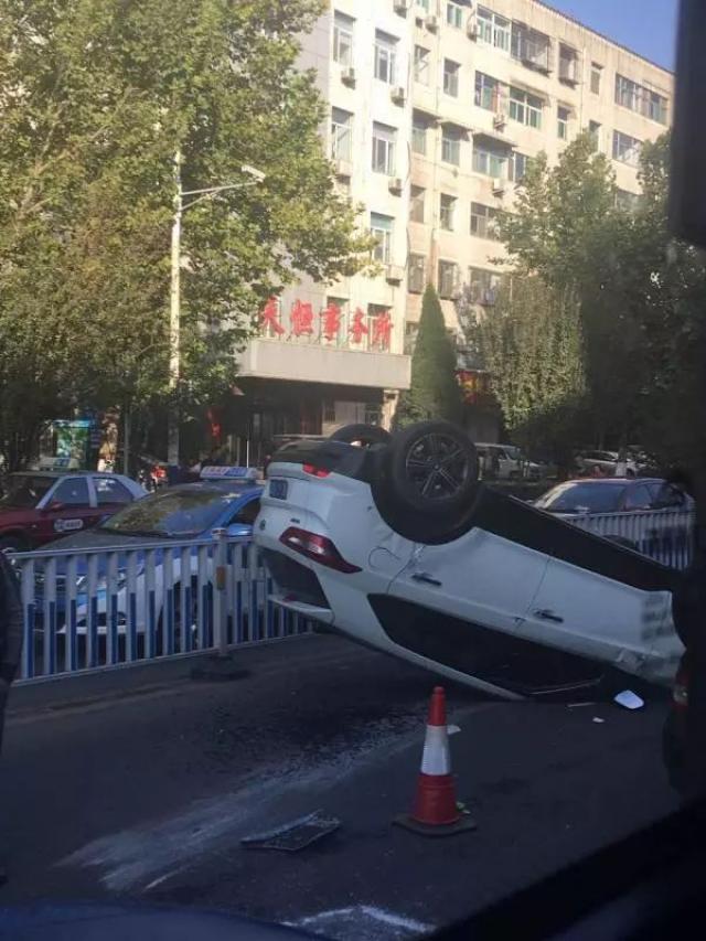 市区车子也能开成这样! 其实小编也是不理解! 一起来看看这起车祸吧!