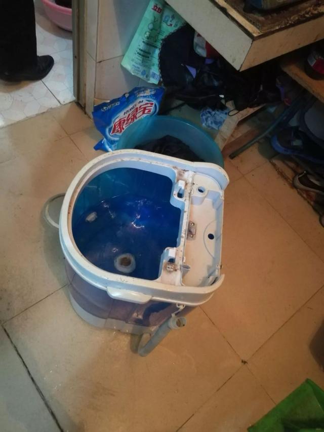 就被一租户的 diy"热水器"给雷翻了 桶装的?