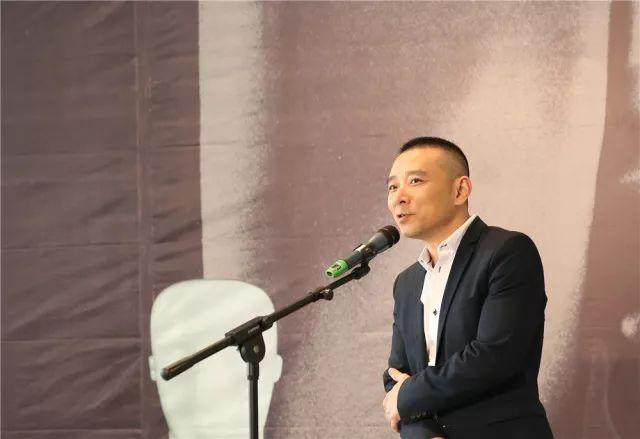 展览开幕式主持人,四川美术学院副院长焦兴涛教授