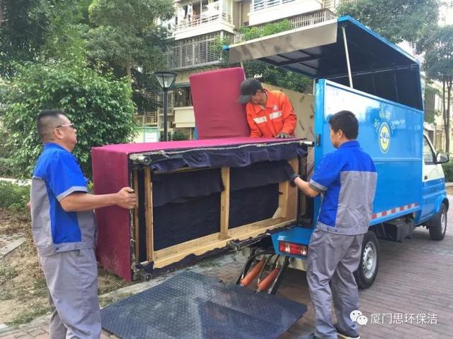公寓大件垃圾临时堆放点 大件垃圾堆集后 物业联系思环公司上门收集