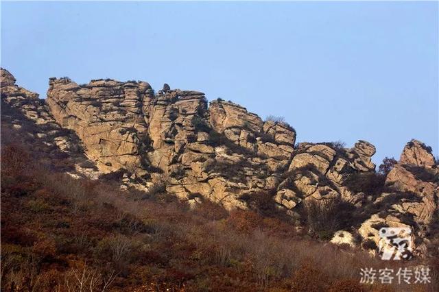 奇观山风景区位于闾山主峰西南的锦州市义县瓦子峪镇境内,属医巫闾山