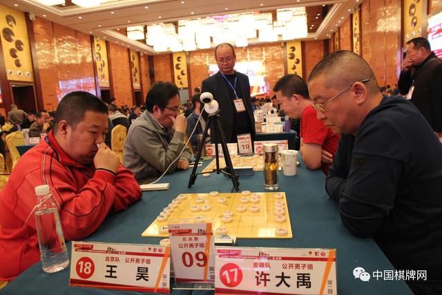 象棋业余棋王赛总决赛在江阴周庄三房巷金陵大酒店首日战罢,王昊连下