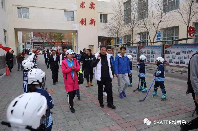 继续前行 10月31日下午 团队抵达克拉玛依市第五小学 学校轮舞队,轮滑