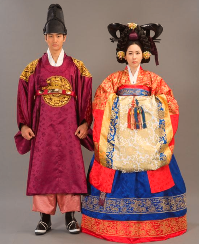 韩国如今的传统服饰大多来自当年的朝鲜王朝时代,仿照中国明朝的传统