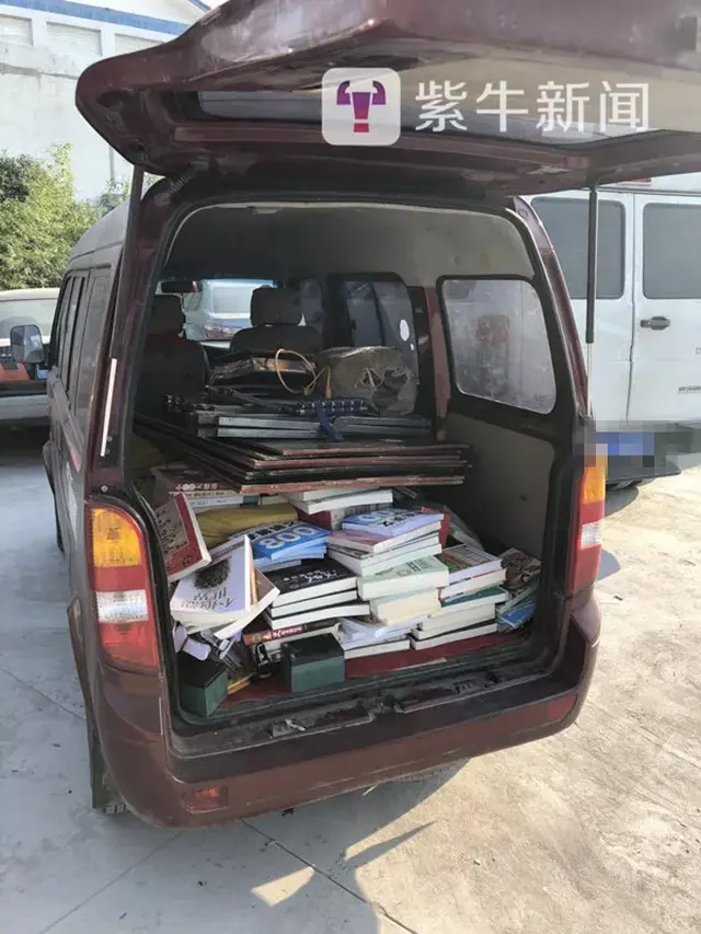 一辆看着老老实实的面包车,被拆掉了后座的两个座位,里面满满当当装