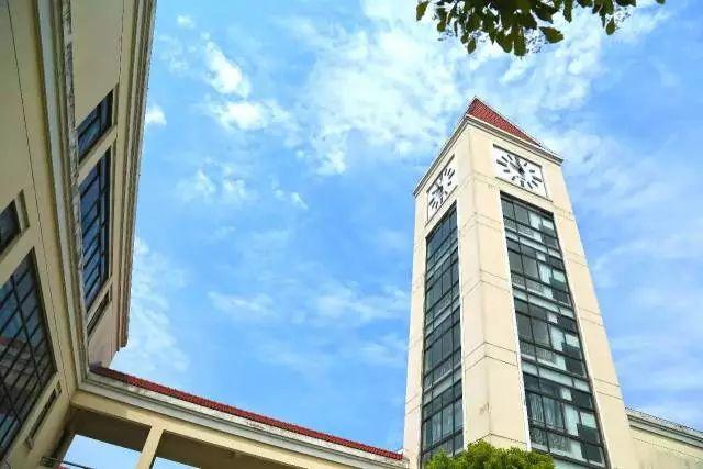 大学奉贤校区图书馆是上师大奉贤校区最大的建筑,也是奉贤海湾地区的