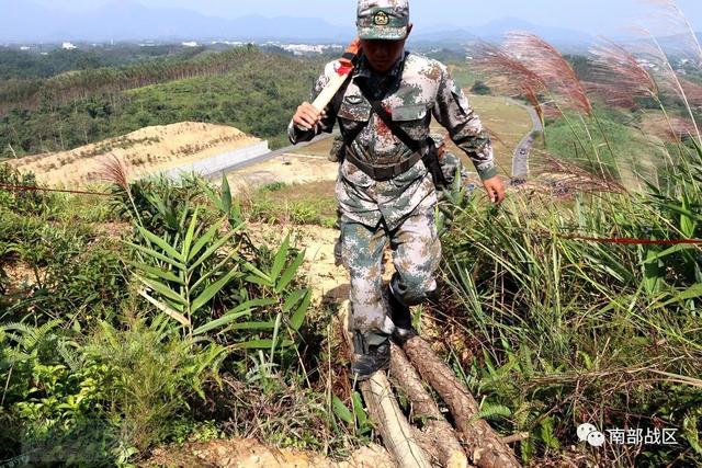 根据雷场勘察结果,选择山高林密的山岳丛林地进行训练,这是爆破手扛着