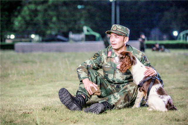 杨烁《奇兵神犬》邂逅"初恋"史宾格 铁汉幼犬反差萌逆天